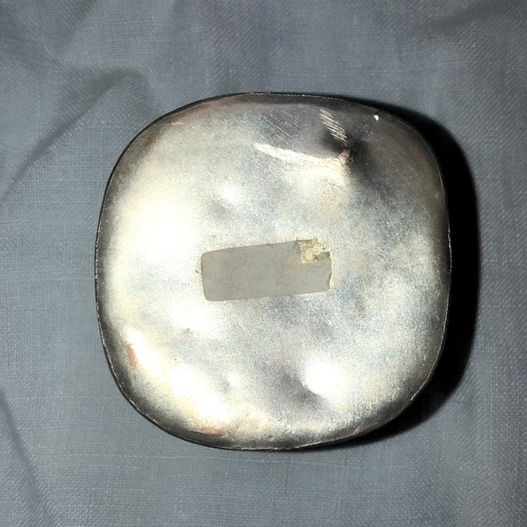 Simple silver box with blue design on top - Picture 4 of 5